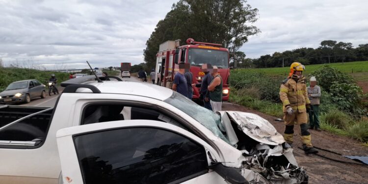 Colisão entre dois automóveis mobiliza Corpo de Bombeiros na MG-170