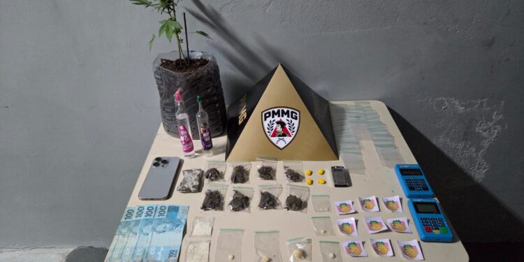 Policia Militar apreende drogas, dinheiro e veículo durante ação em Formiga; três jovens foram detidos