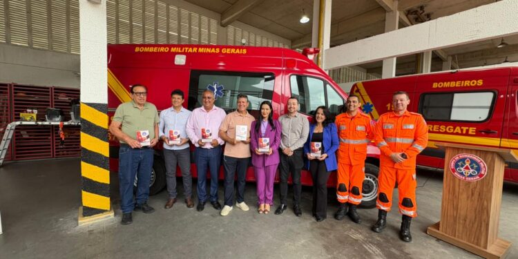 4ª Companhia de Bombeiros Militar realiza solenidade de entrega de viatura operacional e desfibrilador em Formiga