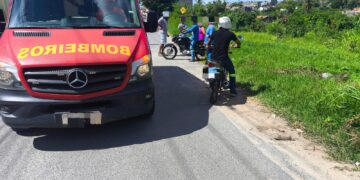 Bombeiros atendem vítima de colisão entre motocicleta e carro em Formiga