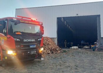 Incêndio em galpão é controlado pelo Corpo de Bombeiros em Oliveira