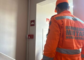 Formiga: bombeiros resgatam mãe e filho presos em elevador em prédio residencial
