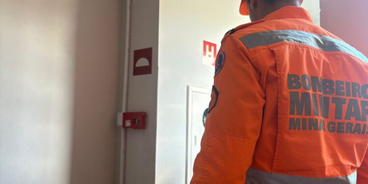 Formiga: bombeiros resgatam mãe e filho presos em elevador em prédio residencial