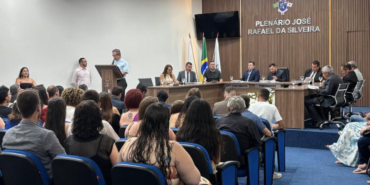 Câmara de Córrego Fundo homenageia cidadãos com títulos e medalhas