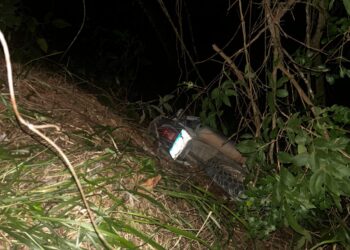 Motociclista é socorrido pelos bombeiros após cair em ribanceira na MGC-369 em Campo Belo