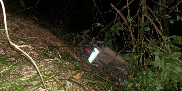 Motociclista é socorrido pelos bombeiros após cair em ribanceira na MGC-369 em Campo Belo