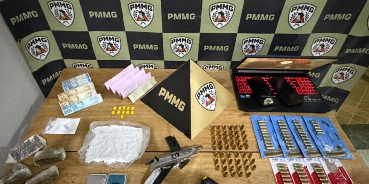 Polícia Militar de Bambuí desarticula esquema de tráfico de drogas e apreende drogas, arma de fogo e munições