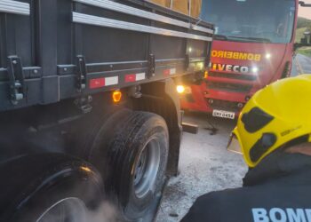 Formiga: bombeiros atuam em princípio de incêndio em carreta na BR-354