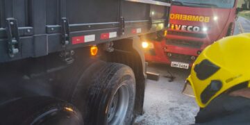 Formiga: bombeiros atuam em princípio de incêndio em carreta na BR-354