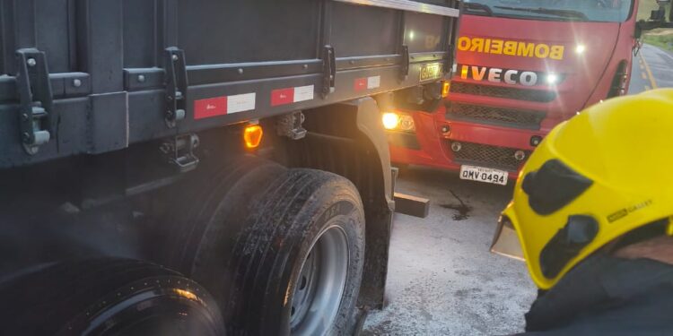 Formiga: bombeiros atuam em princípio de incêndio em carreta na BR-354