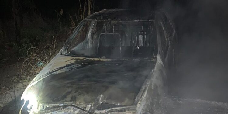 Bombeiros controlam incêndio em veículo na MG-170 em Arcos