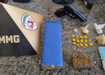 Três homens são presos e uma adolescente é apreendida suspeitos de tráfico de drogas em Pontevila