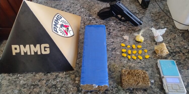 Três homens são presos e uma adolescente é apreendida suspeitos de tráfico de drogas em Pontevila