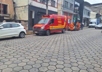 Bombeiros atendem vítima de colisão entre carro e motocicleta no Sagrado Coração de Jesus