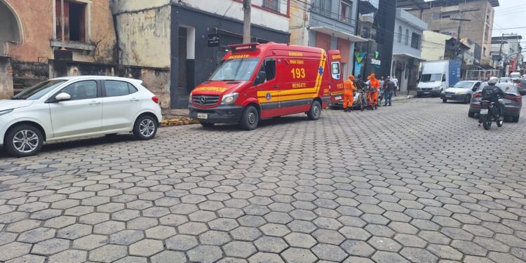 Bombeiros atendem vítima de colisão entre carro e motocicleta no Sagrado Coração de Jesus