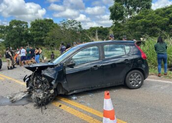 Três pessoas ficam feridas após carro invadir a contramão e provocar acidente na MG-431 em Pará de Minas