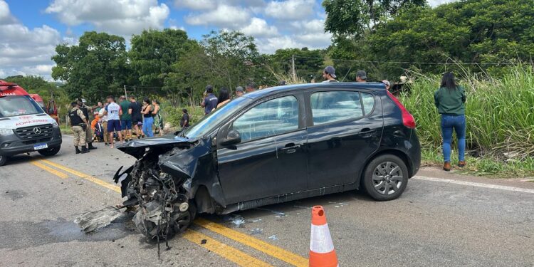 Três pessoas ficam feridas após carro invadir a contramão e provocar acidente na MG-431 em Pará de Minas