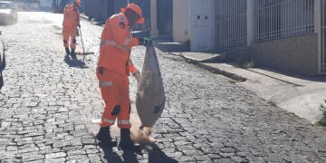 Bombeiros atuam para evitar acidentes após derramamento de óleo em rua de Formiga