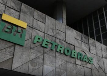 Funcionários da Petrobras entram em greve por tempo indeterminado