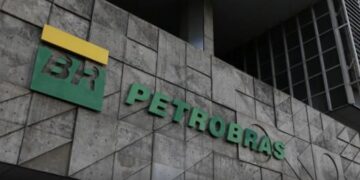 Funcionários da Petrobras entram em greve por tempo indeterminado
