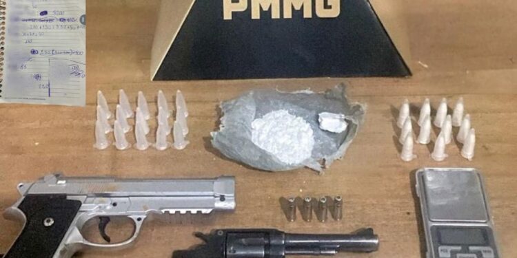 Polícia Militar prende jovem por tráfico de drogas e posse ilegal de arma em Bambuí