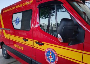 Colisão entre dois carros deixa feridos na MG-050