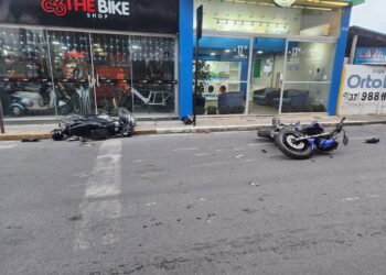 Colisão entre motocicletas deixa dois homens feridos no Centro de Formiga