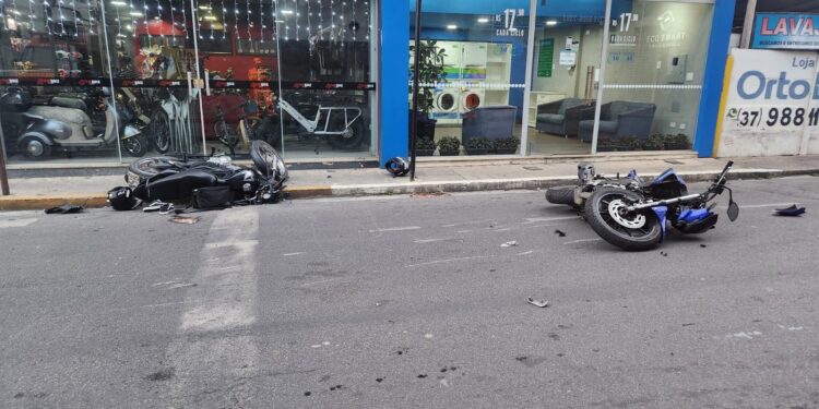 Colisão entre motocicletas deixa dois homens feridos no Centro de Formiga