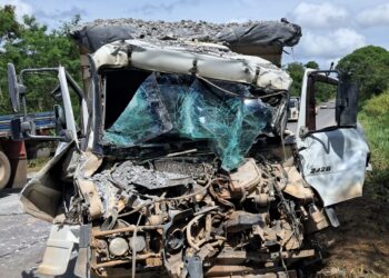 Colisão traseira deixa motorista gravemente ferido na BR-354, em Arcos