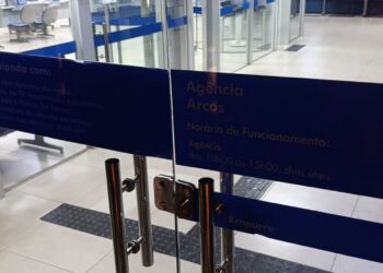 Mulher fica presa em agência bancária e é resgatada pelos Bombeiros em Arcos