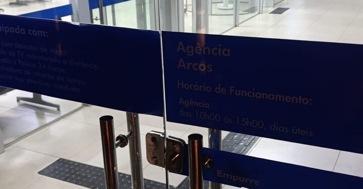 Mulher fica presa em agência bancária e é resgatada pelos Bombeiros em Arcos