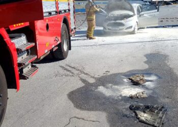 Veículo é atingido por incêndio em restaurante às margens da BR-381 em Oliveira