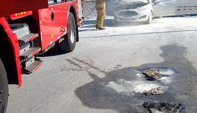 Veículo é atingido por incêndio em restaurante às margens da BR-381 em Oliveira