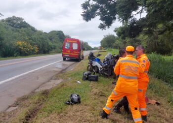 Motociclista fica ferido após colisão com caminhonete na MG-050, em Córrego Fundo