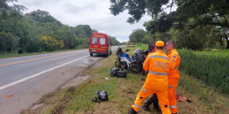 Motociclista fica ferido após colisão com caminhonete na MG-050, em Córrego Fundo