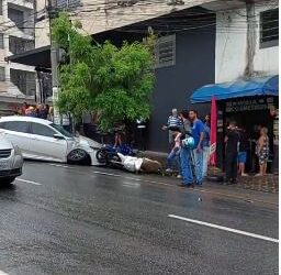 Acidente grave envolvendo carros, ônibus e motocicletas é registrado no Centro de Divinópolis