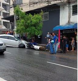 Acidente grave envolvendo carros, ônibus e motocicletas é registrado no Centro de Divinópolis