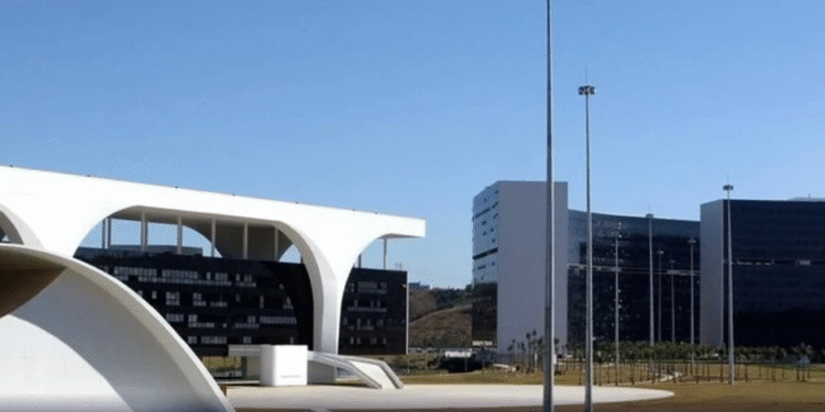 Minas pagará R$ 5,5 bi da dívida em 2026 e prevê queda do estoque em 3 anos de Propag