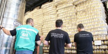 Força-tarefa apreende 79 mil litros de licor em Nova Lima e investiga fraude e sonegação