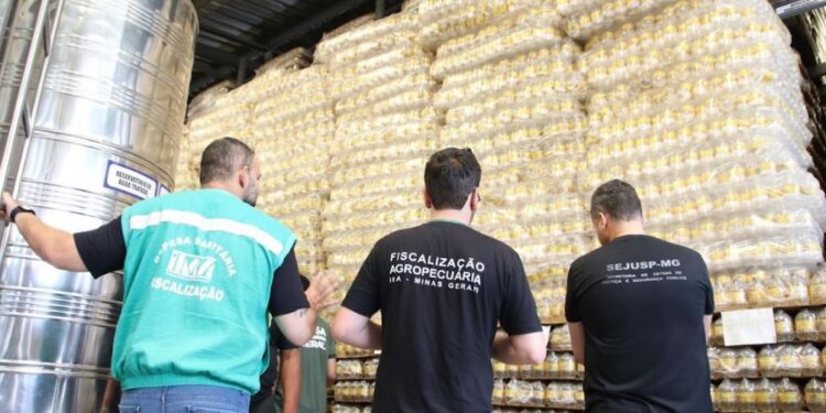 Força-tarefa apreende 79 mil litros de licor em Nova Lima e investiga fraude e sonegação