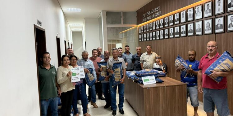 Produtores de Córrego Fundo são beneficiados com sementes