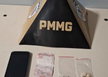 Polícia Militar prende dois homens por tráfico de drogas no bairro Mangabeiras, em Formiga