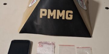 Polícia Militar prende dois homens por tráfico de drogas no bairro Mangabeiras, em Formiga