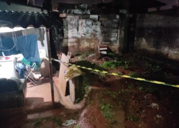 Muro desaba e causa risco estrutural em residência no Centro de Arcos