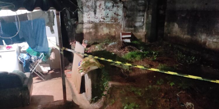 Muro desaba e causa risco estrutural em residência no Centro de Arcos