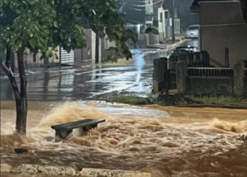 Forte chuva dessa quinta-feira deixa várias ruas alagadas em Bambuí