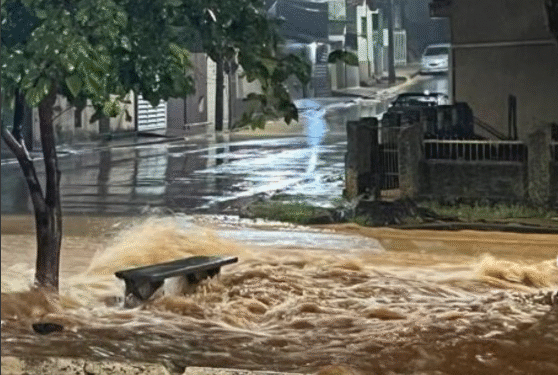 Forte chuva dessa quinta-feira deixa várias ruas alagadas em Bambuí