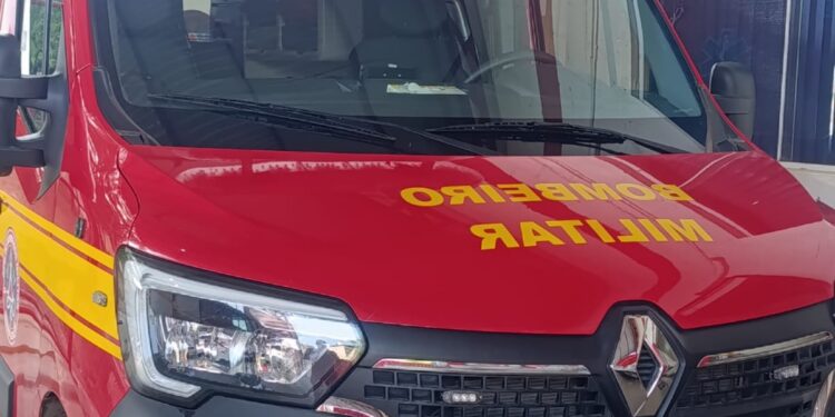 Bombeiros resgatam vítima de queda em via pública em Formiga