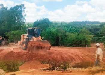 Prefeitura de Arcos inicia terraplanagem para construção de moradias na zona rural