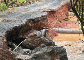 Chuvas provocam deslizamento e interdição parcial em estrada rural de Córrego Fundo